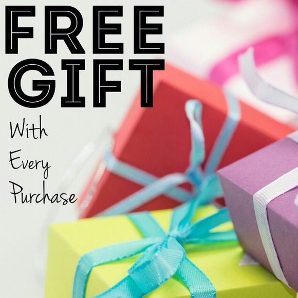 Welcome To My Closet! 💐 - Picture 3 of 13